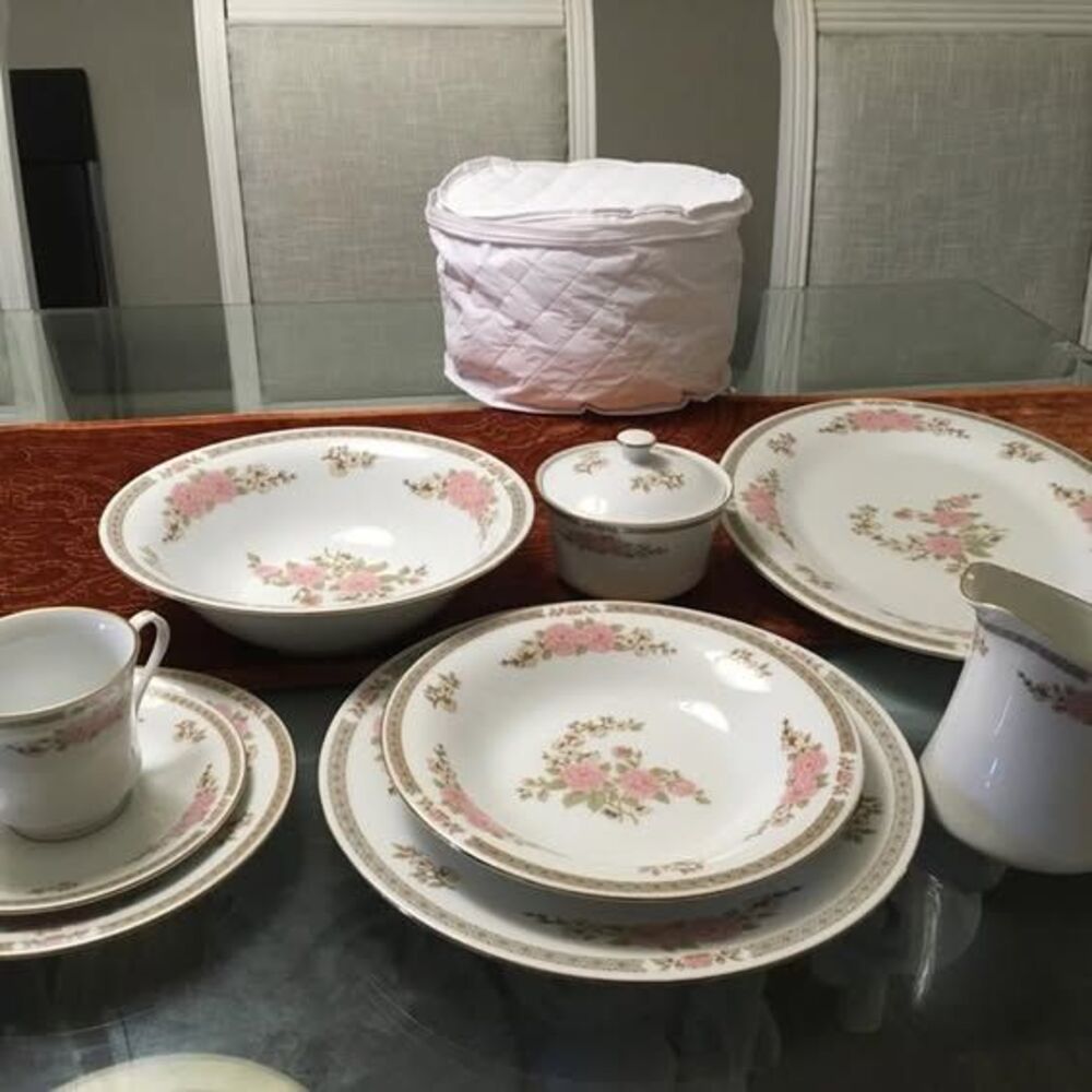 Stuning DINNERWARE SET for 10 people